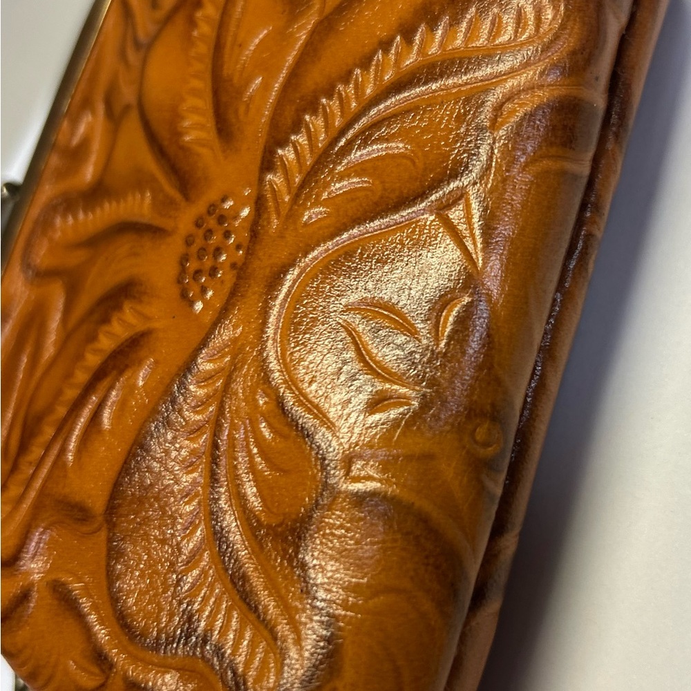 Patricia Nash SAVENA TOOLED Leather Framed Kiss-Lock Wristlet FLORENCE
B wallet - Picture 10 of 13